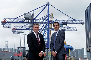 Hull - Andy Ellis of Unifeeder with Chris Vause of ABP - sm